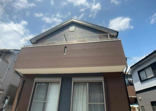 【バルコニー】 | バルコニーは、室外の専用スペースのうち、「屋根がなく開放された空間」であるものを指します。ベランダより広いタイプのものが多く、日当たりもよいため家庭菜園などを楽しみたい人にとって適した環境となります。