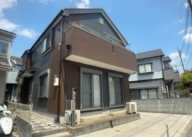【構造・工法・仕様】 | 建物の基礎工事の方法は、主流となっているベタ基礎（防湿基礎）と布基礎の２種類に分類され、床下の通気性や耐久性などに違いがあります。建物の基礎部分の構造や付帯設備など詳細については現地でご確認ください。