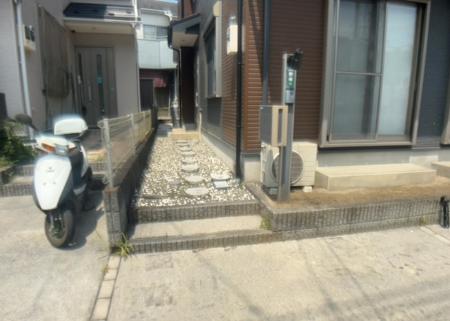 【内装】 | 玄関ポーチにおいて最も重視すべきと言っても良いのが広さです。適切な広さの玄関ポーチでないと外見的なバランスは崩れてしまいますし、何より使いにくくなってしまいますので、現地で実際に下見をしてみましょう！