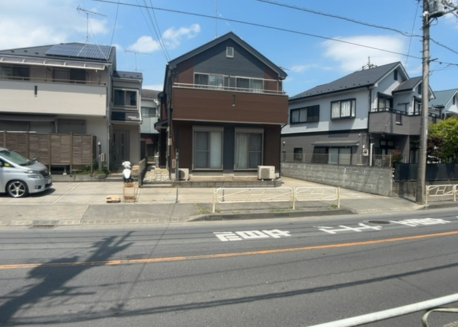 【前面道路含む現地写真】 | 南側道路の場合は長い時間光を入れ込むことができるため、庭やリビングを道路側に持ってくることが多く土地価格も高い傾向にあります。一方北側道路だとリビングや庭が南側になりプライバシーを守ることができます。