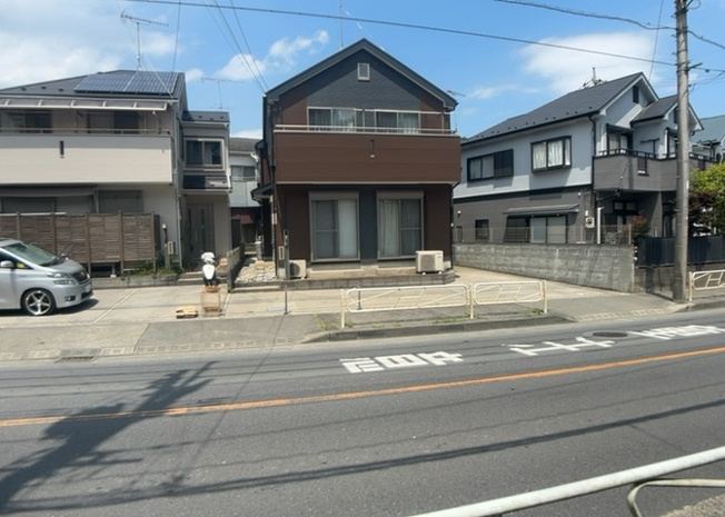 【前面道路含む現地写真】 | 東側道路の場合は居室を南向きに設計しやすいため、朝日が入りやすいというメリットがあります。一方、西側道路も東側同様に居室を南向きに設計しやすいのですが、住宅地だと朝日が入りにくいという弱点があります。