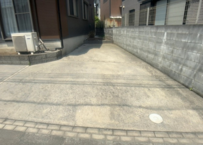 【駐車場】 | 車一台あたりに必要なスペースは、標準サイズの普通自動車で横幅2m50cm、長さ5mは必要になります。ただし、乗降のことも考慮して横幅3m30cm、長さ5m50cmほどは確保できるところを選びましょう。