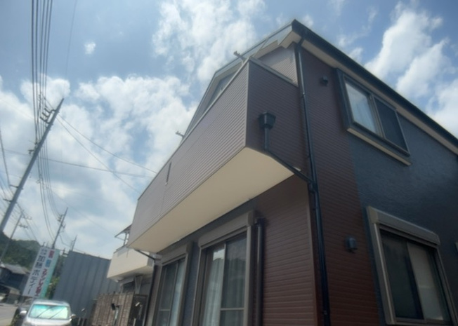 【バルコニー】 | バルコニーは、建物内から室外へ楽に出入りできる便利なスペースです。また、バルコニーには手すりを付けることが義務付けられており、手すりの高さは110cm以上で施工することが建築基準法で定められています。