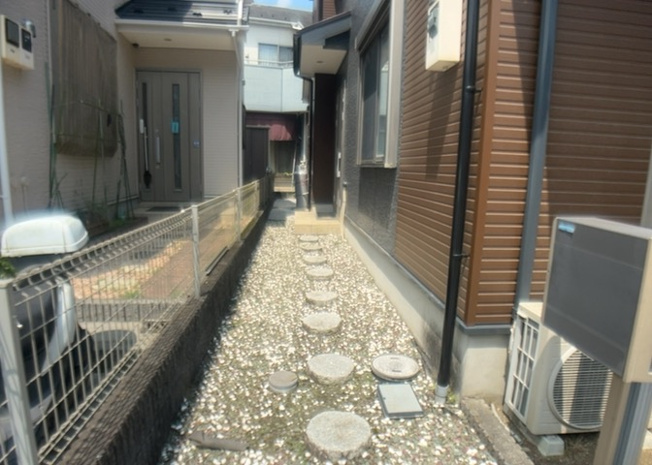 【玄関】 | 玄関は家の顔と言っても過言ではありません。現地を見学する際は玄関の広さや全体のバランスなどを見てみるといいでしょう。一般的なアプローチのしやすさだけではなく、お年寄りにも優しい設計のものだと安心です。