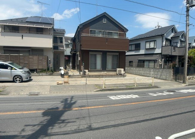 【前面道路含む現地写真】 | 住宅用の土地では前面道路に2m以上接していなければならないと法律で定められています。しかし、お持ちの車のサイズやライフスタイルなどにより、2mでは利便が悪い場合もございますので、事前に確認しましょう。
