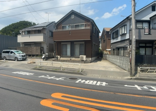 【前面道路含む現地写真】 | 道幅が広い場所は日当たりや風通が良好です。幅が広いのですれ違いも可能ですし大きな車でも駐車可能！一方で、大型車が通ることも多くなるため交通量の増加により騒音に繋がります。また土地の値段が高くなります。
