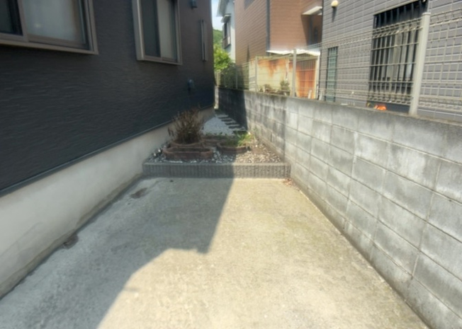 【庭】 | 庭があることでガーデニングや家庭菜園はもちろん、こどもの遊び場やペットを放して遊ぶことができます。また、家の周囲に余裕があるということです。隣地との間があれば、十分な日当たりと、風通しが確保できます。
