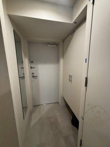 セレニテ東梅田アリエの玄関
