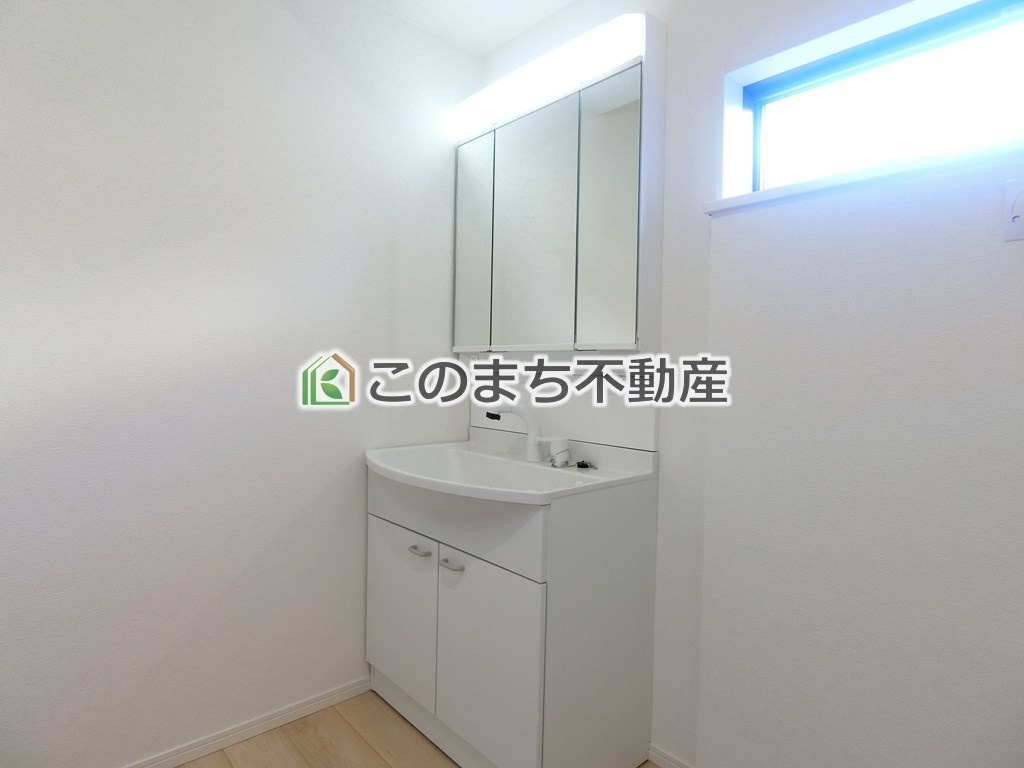 CRADLEGARDEN芳賀町東水沼第2の洗面所|同社施工物件の写真です。※建具やフローリング、その他仕様が違う場合がございます。シャンプードレッサーで朝の身支度♪伸びるホースでお掃除も簡単清潔です！