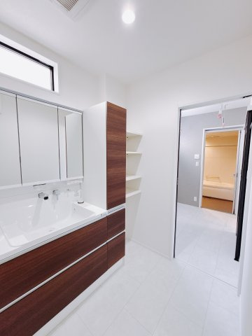 【中古戸建】前橋市元総社町の独立洗面台|■洗面室｜リネンスペースには、タオルやバスタオル・着替えなどが置けるので大変便利です♪買い置きした洗剤もしまえてどんな時も綺麗な状態を保てます♪