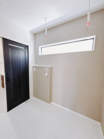 【中古戸建】前橋市元総社町の独立洗面台|■ランドリールーム｜洗面室の隣にはランドリールームをご用意しております♪同線でお洗濯も完結できるのはうれしいですね♪