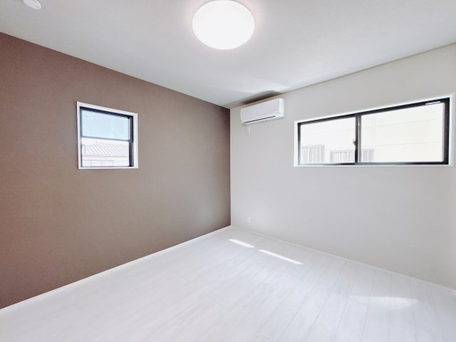【中古戸建】前橋市元総社町の洋室|■2階洋室｜アクセントクロスをあしらい、ホテルのような落ち着いた空間を演出しました。南向きなので陽当りも良く、朝は爽やかな陽射しがお部屋を包みます☆