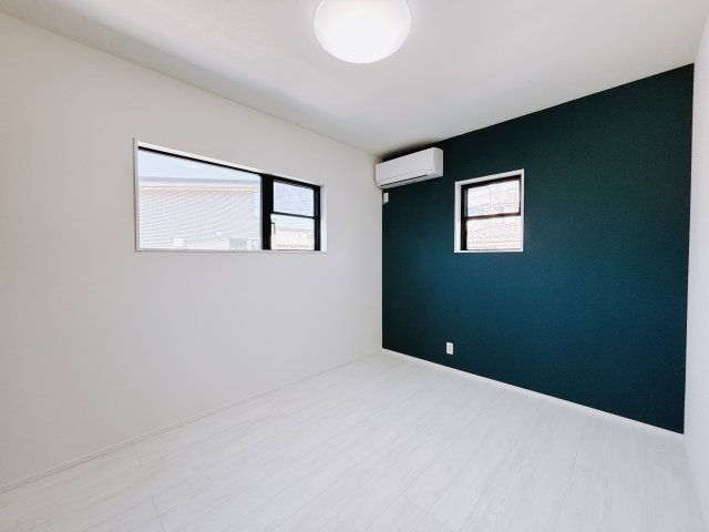 【中古戸建】前橋市元総社町の洋室|■2階洋室｜お洒落なアクセントカラーが入っているので、シックな雰囲気になっております。落ち着いた雰囲気で夜はよく眠れそうですね