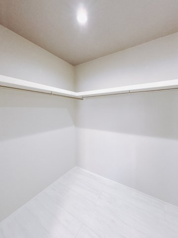 【中古戸建】前橋市元総社町の収納|■WIC｜お気に入りのお洋服もシワを作らずきれいに管理ができる夢のウォークインクローゼット！今お使いの収納ケースもスッポリそのまま収まる広さです♪