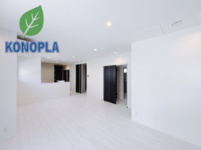 【中古戸建】前橋市元総社町の居間・リビング|■リビング｜家族でゆったりくつろげる、居心地の良いリビング♪賃貸と違って、テレビや音楽の音を気にしなくて良いことが嬉しいですね(*＾＾*)