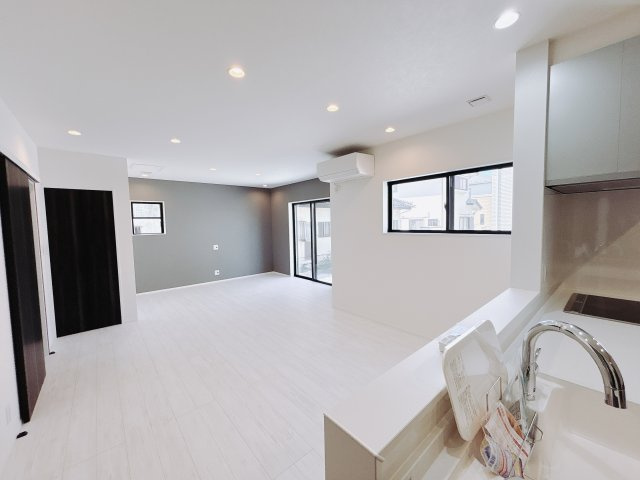 【中古戸建】前橋市元総社町の居間・リビング|■リビング｜リビングまでの見通しが良く、家事をしながらでも、お子様の様子を見られるようになっています。お子様がいつもママのそばにいる安心感も生まれます♪
