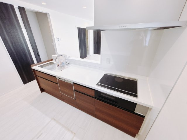 【中古戸建】前橋市元総社町のキッチン|■キッチン｜お料理をしながら会話も弾むカウンターキッチン。出来上がったお料理をカウンター越しからお子様に運んでもらったりと、お手伝いも楽しくしてもらえることができます♪