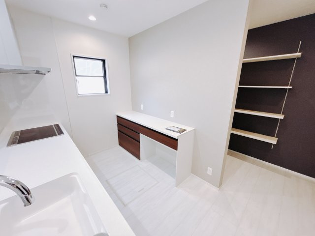 【中古戸建】前橋市元総社町のキッチン|■キッチン｜ワークトップの幅が広く、お子様といっしょにお料理をつくったり、ちょっとしたパーティーも楽しめます。フラットなのでお掃除がしやすいのもポイントです♪