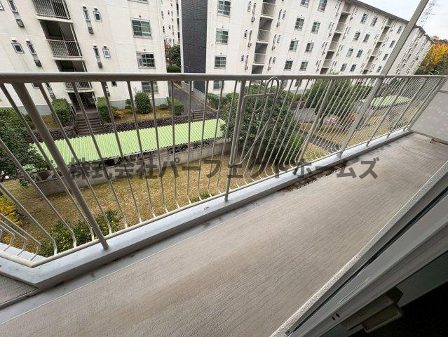 藤阪ハイツA1棟のバルコニー|外からの目が気にならないバルコニーで洗濯物が干せます