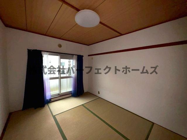 藤阪ハイツA1棟の和室|ゆったりとくつろげる和室です