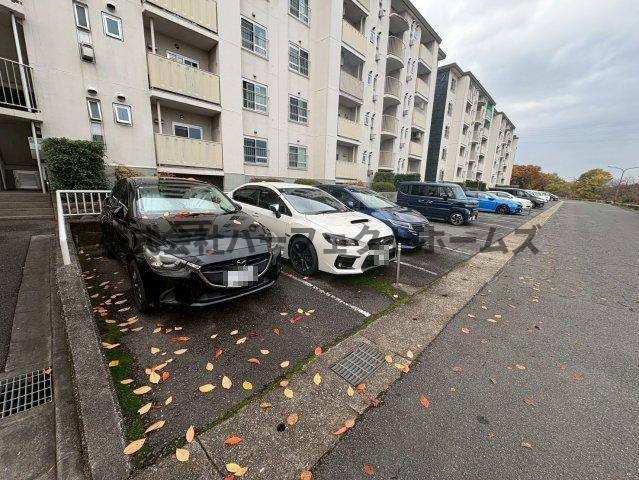 藤阪ハイツA1棟の駐車場|駐車場があるので、車を買う予定の方も安心です