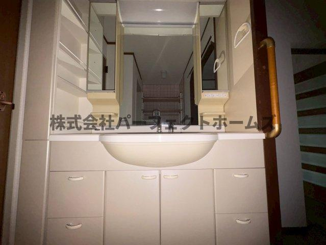 藤阪ハイツA1棟の独立洗面台|朝の身支度には欠かせない独立洗面化粧台