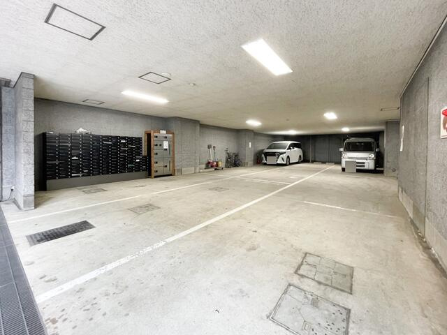 イーグル浜松町の駐車場