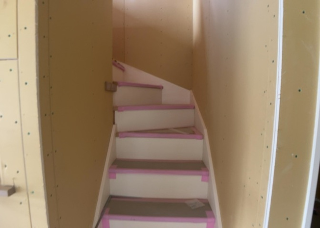 【内装】 | 建物の上下階の通路である階段は、その位置によって動線や室内の印象が大きく左右されます。手摺にも重要な役割があり、転倒の防止・歩行や動作を円滑にして日常生活を支えることを主な目的として設置されています。