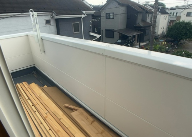【バルコニー】 | バルコニーは、室外の専用スペースのうち、「屋根がなく開放された空間」であるものを指します。ベランダより広いタイプのものが多く、日当たりもよいため家庭菜園などを楽しみたい人にとって適した環境となります。