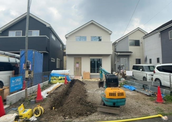 【外観】 | ついに完成致しました！現地をご見学に行く際は、道路の幅や周辺の交通量、施設などをご確認頂くことをおすすめします！物件の流れが早いため、内見をしたい方はお早めに当社営業までお問い合わせ頂きご予約下さい！