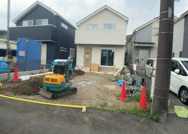 【前面道路含む現地写真】 | 住宅用の土地では前面道路に2m以上接していなければならないと法律で定められています。しかし、お持ちの車のサイズやライフスタイルなどにより、2mでは利便が悪い場合もございますので、事前に確認しましょう。