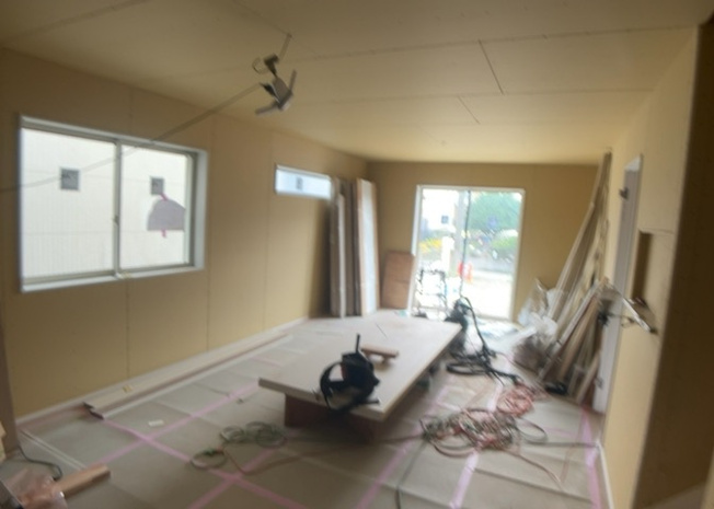 【居間・リビング】 | L型アイランドタイプは、キッチンからダイニングにもリビングにも目が行き届くので、とても使いやすい配置です。L字型独立タイプは、キッチンを独立させてるためLDKというよりもLDといった様なイメージです。