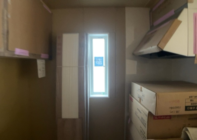 【内装】 | サッシとは、ガラス窓に使用される金属製の窓枠のことです。一般的に住宅建築では、金属製建具工事の段階で備え付けるもので、ガラス類や玄関、バスルームのスチール製のドアなどと同じタイミングで工事を行います。