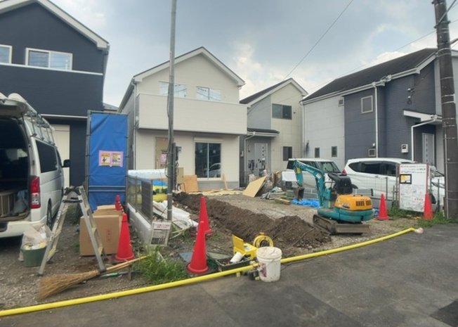 【前面道路含む現地写真】 | お持ちの車種によっては前面道路が広い方が便利でしょう。しかし、前面道路が広ければその分交通量が多くなるため、騒音などが気になる場合があります。実際に現地を見学し、周辺交通量や騒音などを確認しましょう！