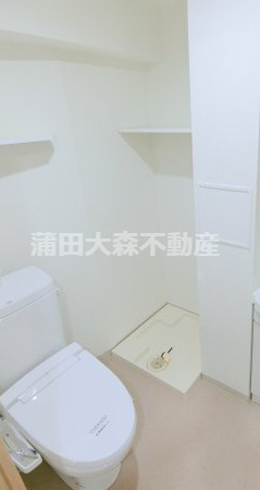 タスキリシェス大森のトイレ|棚と温水洗浄便座付きのトイレ