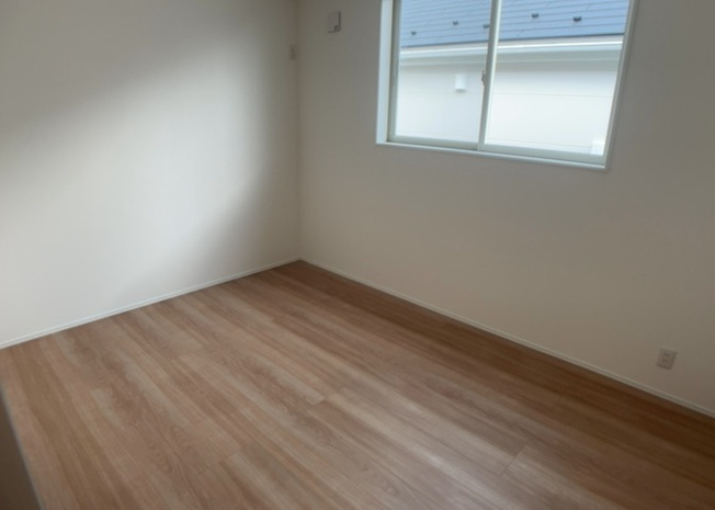 【寝室】 | 寝室でゆっくりと過ごすためにはベッド周りの適度な空間を担保することや窓の位置、照明の明るさ、寝室の広さなどを考える必要があります。自身や家族の構成とライフスタイルに併せて寝室にする部屋を選びましょう！