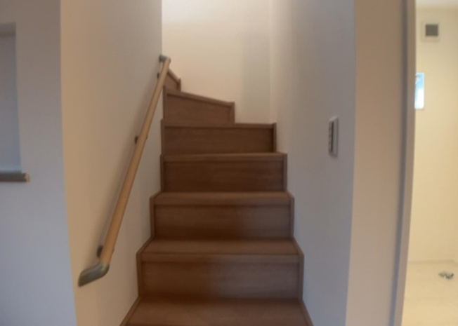 【内装】 | 建物の上下階の通路である階段は、その位置によって動線や室内の印象が大きく左右されます。手摺にも重要な役割があり、転倒の防止・歩行や動作を円滑にして日常生活を支えることを主な目的として設置されています。