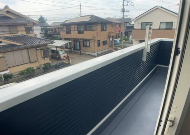 【バルコニー】 | バルコニーは、室外の専用スペースのうち、「屋根がなく開放された空間」であるものを指します。ベランダより広いタイプのものが多く、日当たりもよいため家庭菜園などを楽しみたい人にとって適した環境となります。