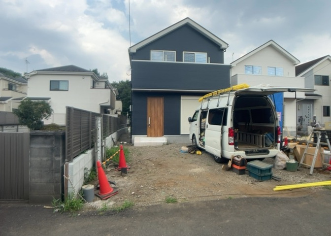 【外観】 | ついに完成致しました！現地をご見学に行く際は、道路の幅や周辺の交通量、施設などをご確認頂くことをおすすめします！物件の流れが早いため、内見をしたい方はお早めに当社営業までお問い合わせ頂きご予約下さい！