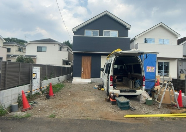 【前面道路含む現地写真】 | 住宅用の土地では前面道路に2m以上接していなければならないと法律で定められています。しかし、お持ちの車のサイズやライフスタイルなどにより、2mでは利便が悪い場合もございますので、事前に確認しましょう。