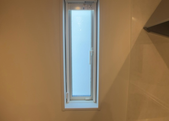 【内装】 | サッシとは、ガラス窓に使用される金属製の窓枠のことです。一般的に住宅建築では、金属製建具工事の段階で備え付けるもので、ガラス類や玄関、バスルームのスチール製のドアなどと同じタイミングで工事を行います。