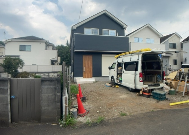【前面道路含む現地写真】 | お持ちの車種によっては前面道路が広い方が便利でしょう。しかし、前面道路が広ければその分交通量が多くなるため、騒音などが気になる場合があります。実際に現地を見学し、周辺交通量や騒音などを確認しましょう！