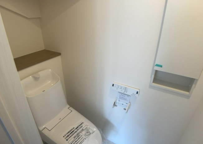 【トイレ】 | トイレは大きさや形、機能、抗菌性などが異なる多種多彩なタイプが各メーカーから出ています。それぞれに良さがあるため、事前にどういったタイプのトイレがいいのかをご家庭内で決めて、内見に行くといいでしょう。