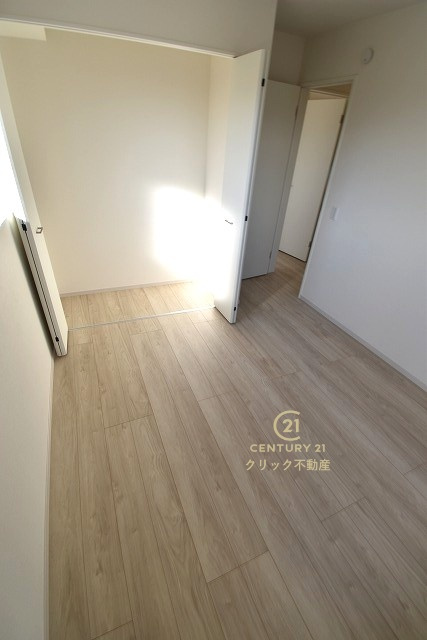 TERRACE　ひたちなか市高場　1期 　1の洋室|折戸を開くと壁面クローゼット。衣類が横一列に並ぶためひと目で洋服が選びやすい！衣類をたくさんお持ちの方もスッキリ片付きます♪