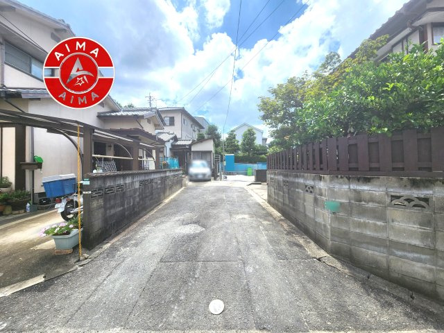 福岡市南区和田2丁目第2-1棟（1号棟）の前面道路含む現地写真|前面道路は閑静な住宅地をはしる車通りの少ない道路。お車の出し入れが苦手なママや小さなお子様にも安心ですね。しっかり舗装もされているので、ベビーカーや自転車で通っても快適に通行できます。