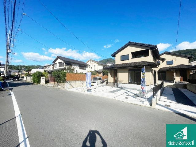 京都市左京区修学院室町　第1期　新築一戸建ての前面道路含む現地写真|周辺は閑静な住宅街！前面道路広々で車の出し入れも便利です。駐車が苦手な方でも安心して車庫入れできます！