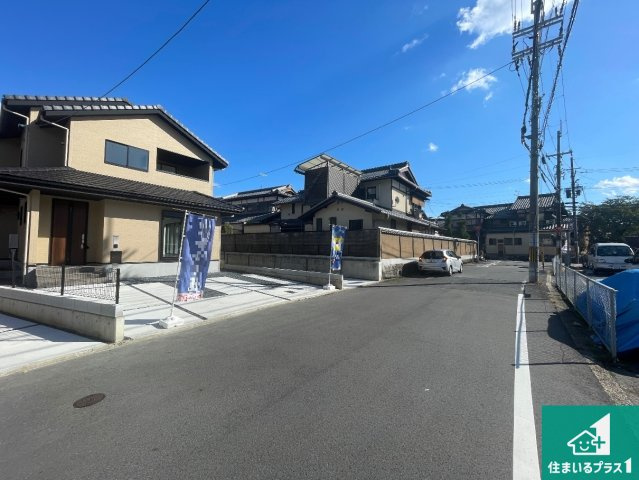 京都市左京区修学院室町　第1期　新築一戸建ての前面道路含む現地写真|周辺は閑静な住宅街！前面道路広々で車の出し入れも便利です。駐車が苦手な方でも安心して車庫入れできます！