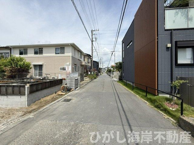 茅ヶ崎市松林松林1丁目　新築戸建　全4棟の前面道路含む現地写真|8月22日撮影　建築中　現地外観