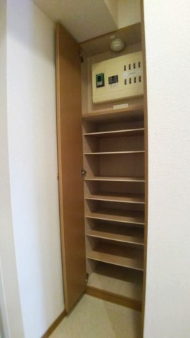 T＆G四谷マンションの収納|靴がたくさん入るシューズボックス（反転タイプ）