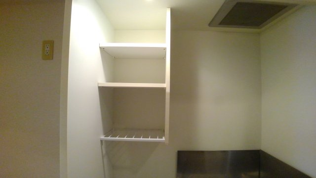 T＆G四谷マンションのキッチン|キッチン上の収納（別室参考写真）